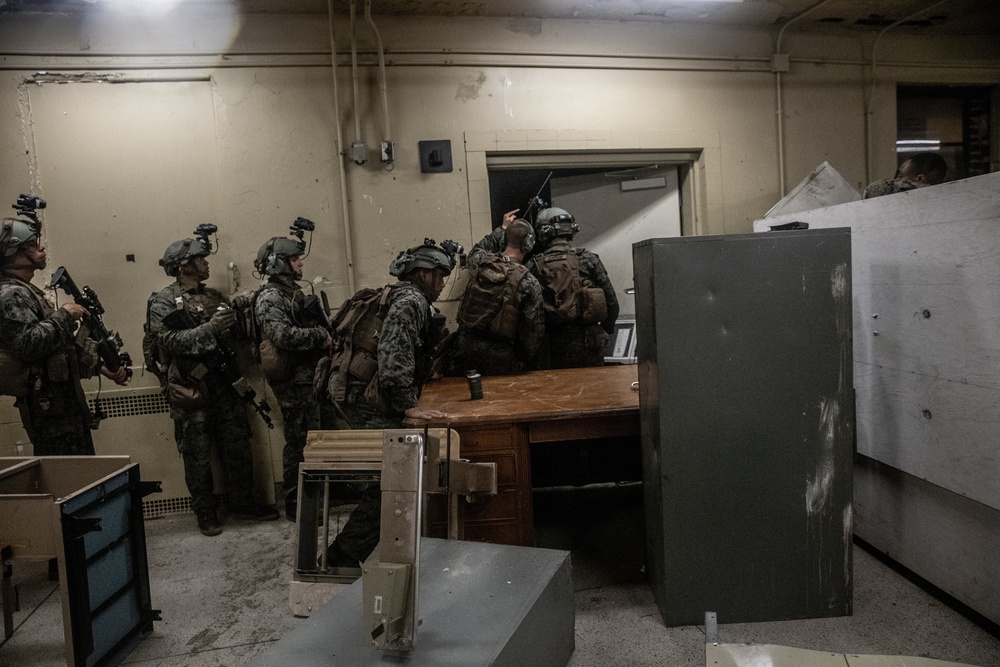 Marine Corps Warfighting Lab exeperiments with urban combat concepts