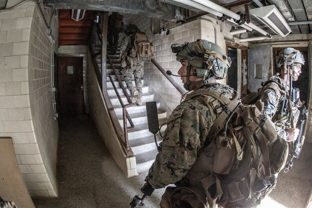 Marine Corps Warfighting Lab experiments with urban combat concepts