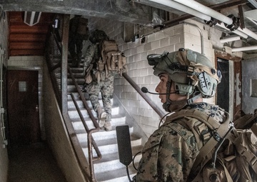 Marine Corps Warfighting Lab experiments with urban combat concepts