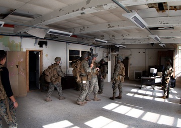 Marine Corps Warfighting Lab experiments with urban combat concepts