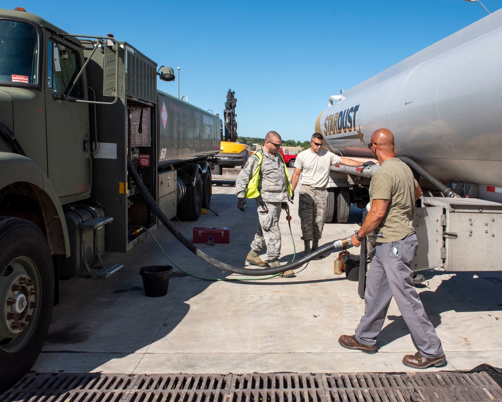 Wisconsin Guardsmen complete first ever truck-to-truck fuels receipt