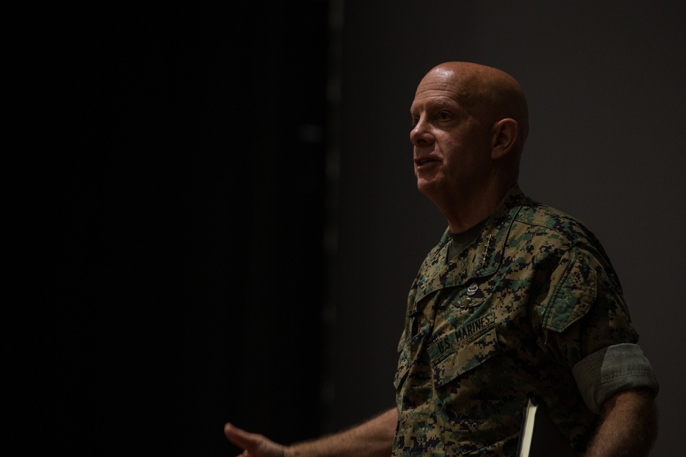 Commandant, Sergeant Major of the Marine Corps visit Camp Pendleton