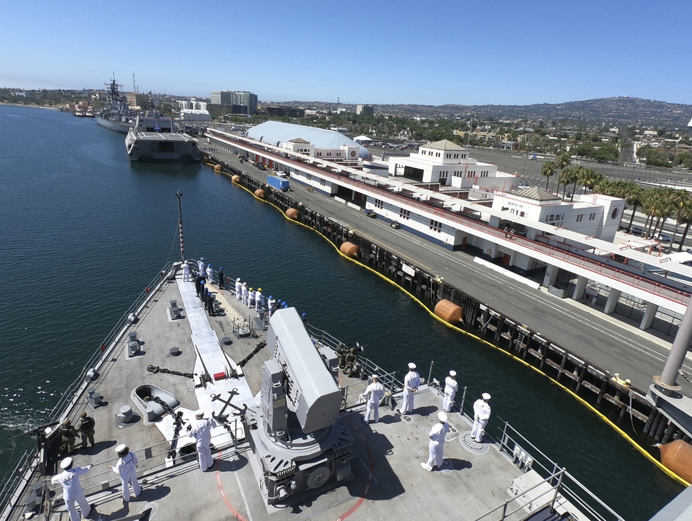 USS Comstock (LSD 45) mans the rails for LAFW 2019