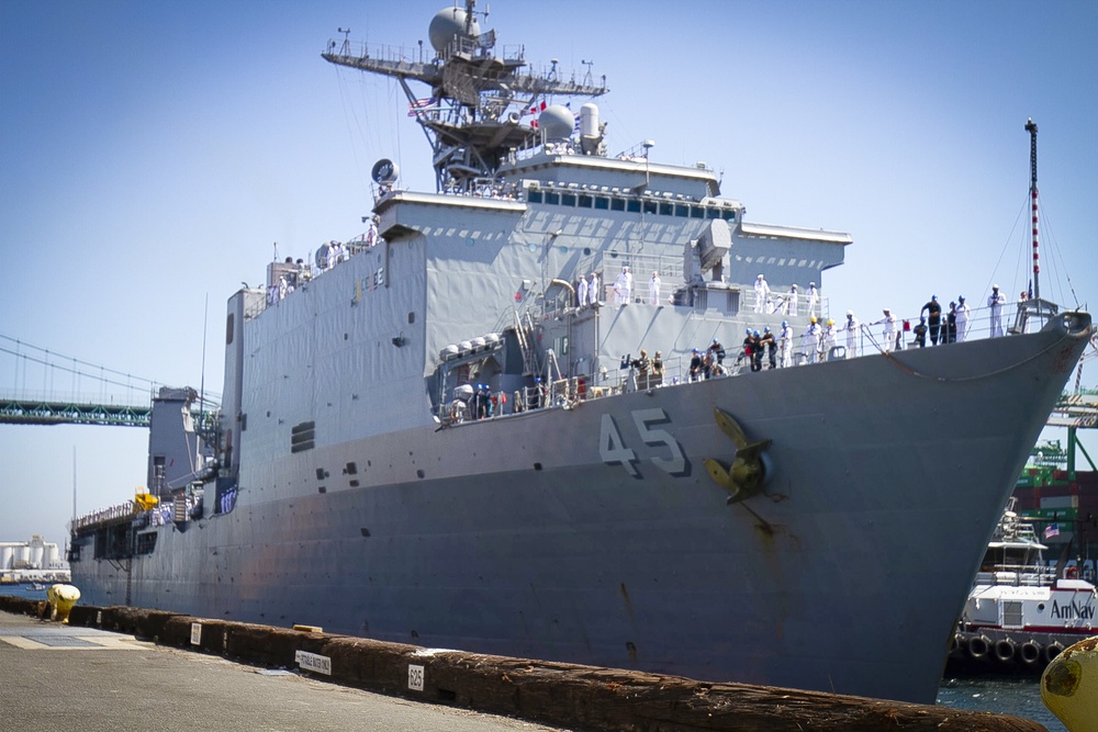 USS Comstock (LSD 45) arrives to the Port of Los Angeles