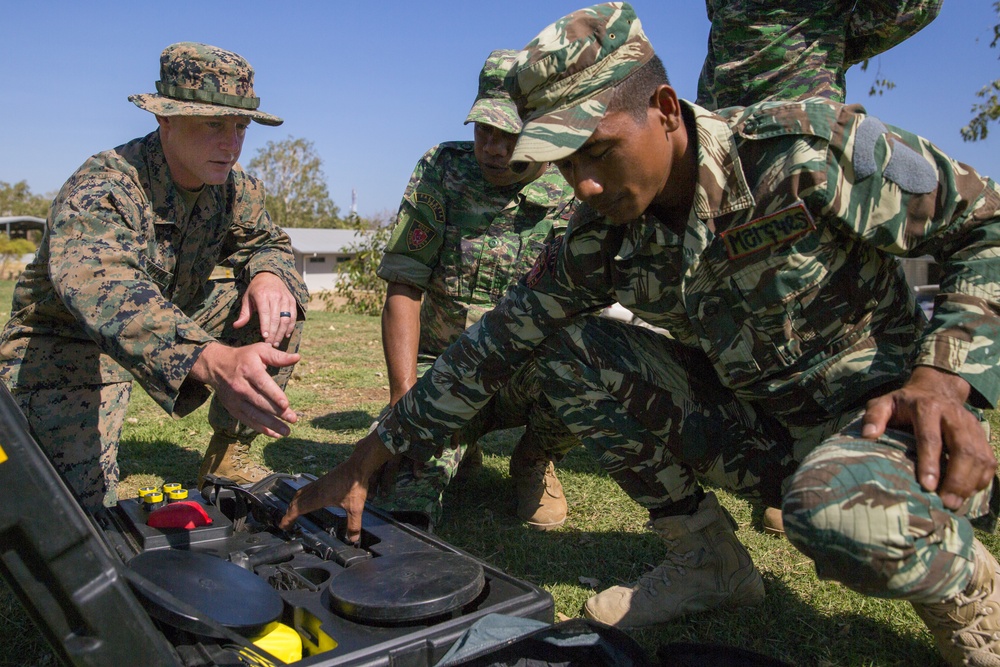 MRF-D Marines share minesweeping techniques during Hari'i Hamutuk 2019