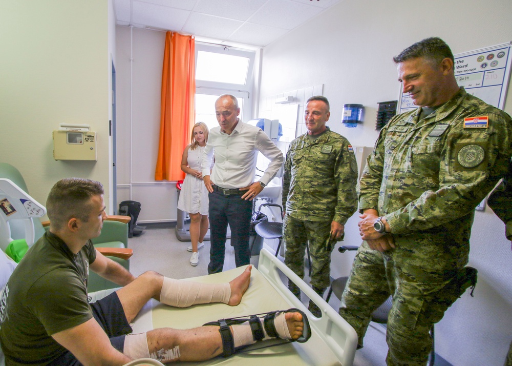 Croatian Minister of Defence visits LRMC inpatient