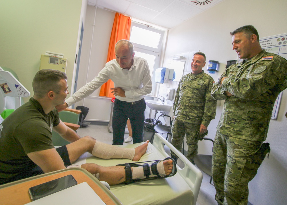 Croatian Minister of Defence visits LRMC inpatient