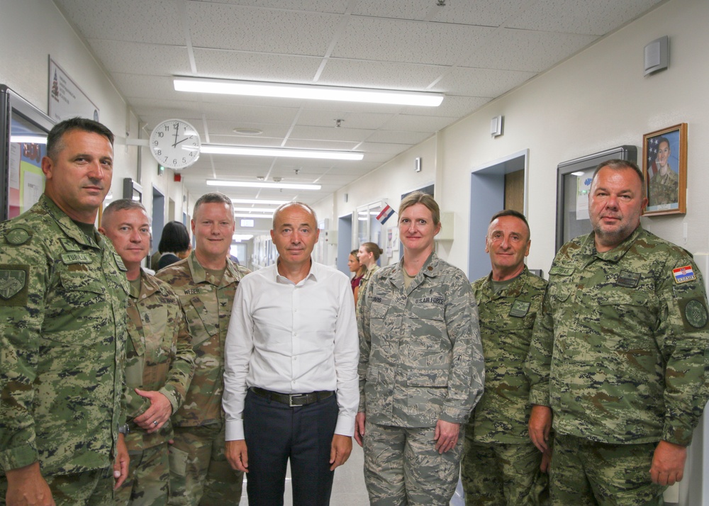 Croatian Minister of Defence visits LRMC inpatient