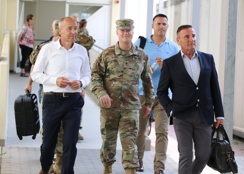 Croatian Minister of Defence visits LRMC inpatient