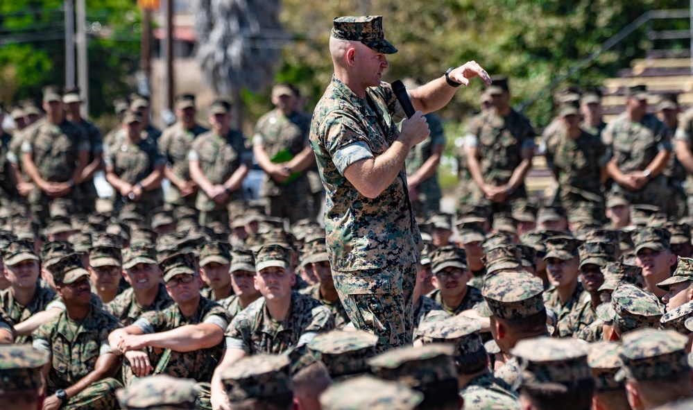 DVIDS - Images - CMC and SMMC Visit 1st Marine Division [Image 2 of 2]