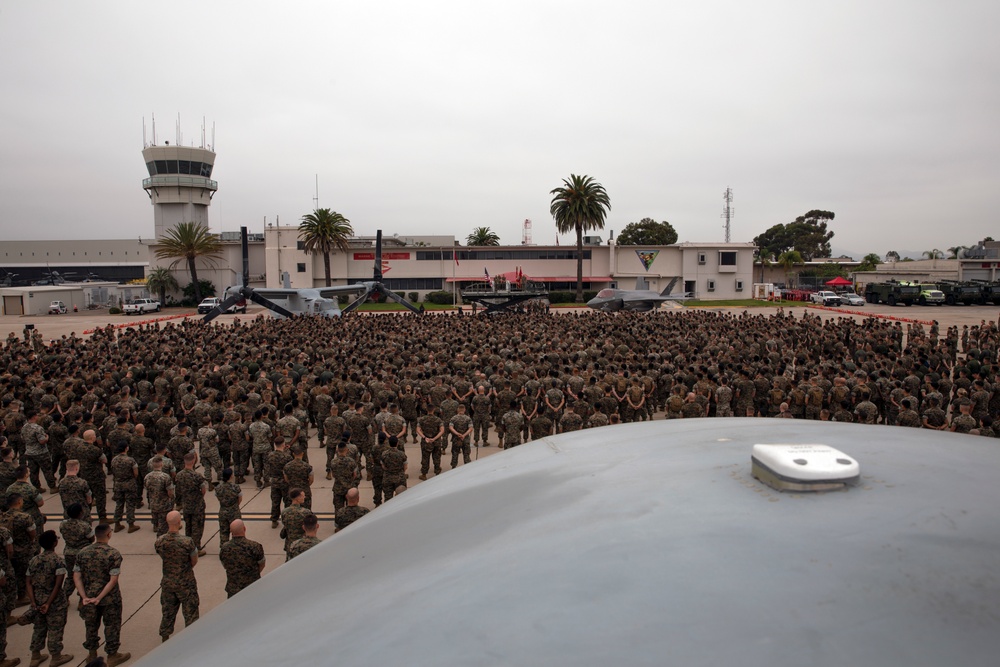 A forward glance: Commandant of the Marine Corps visits MCAS Miramar