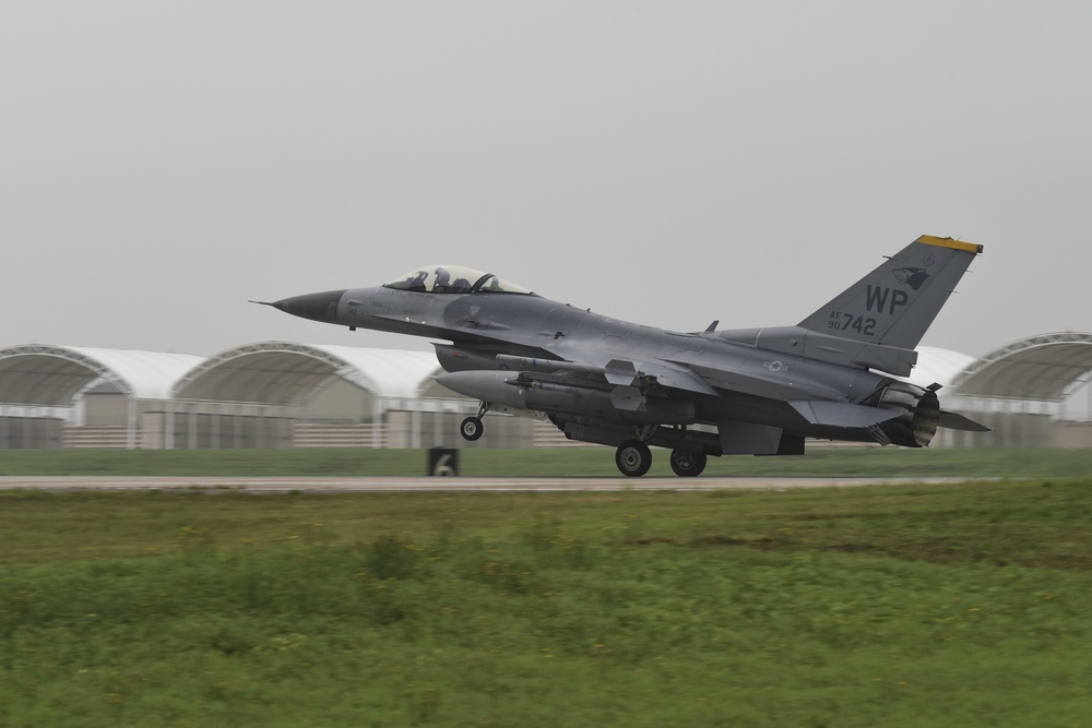 8th FW F-16 lands