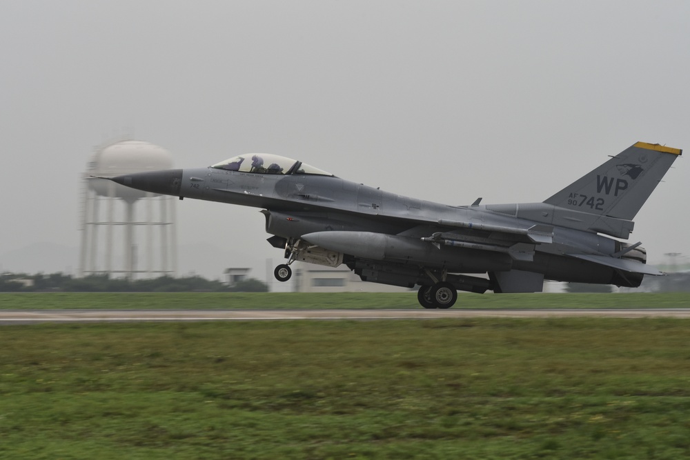 8th FW F-16 lands