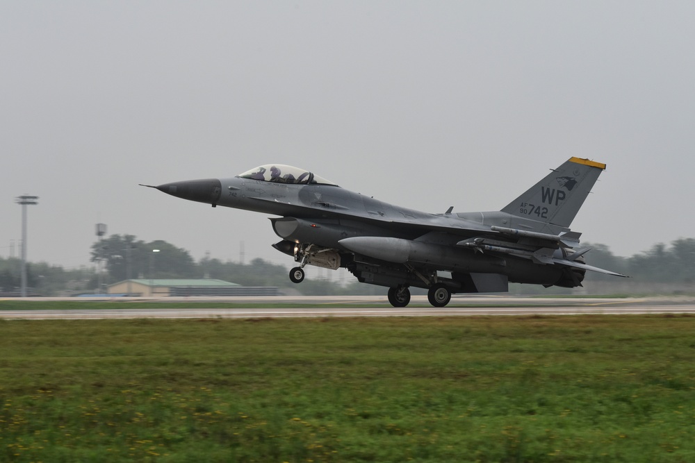 8th FW F-16 lands