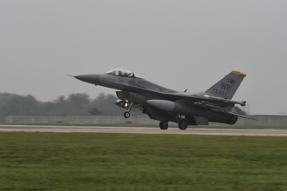 8th FW F-16 lands