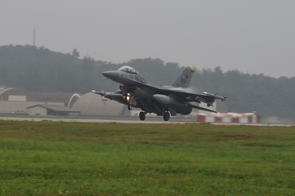 8th FW F-16 lands