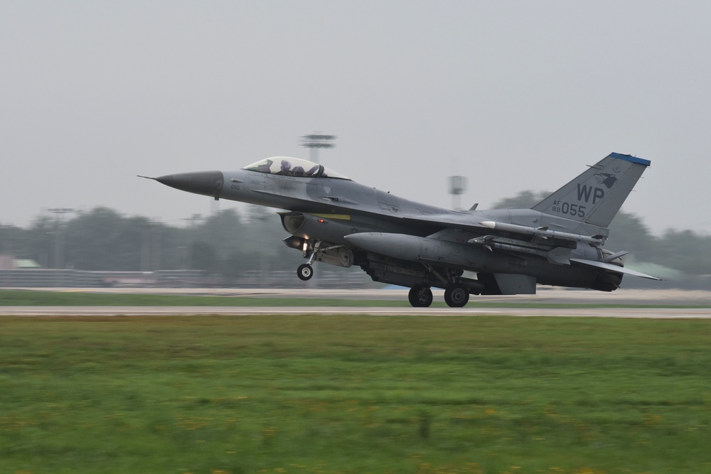 8th FW F-16 lands