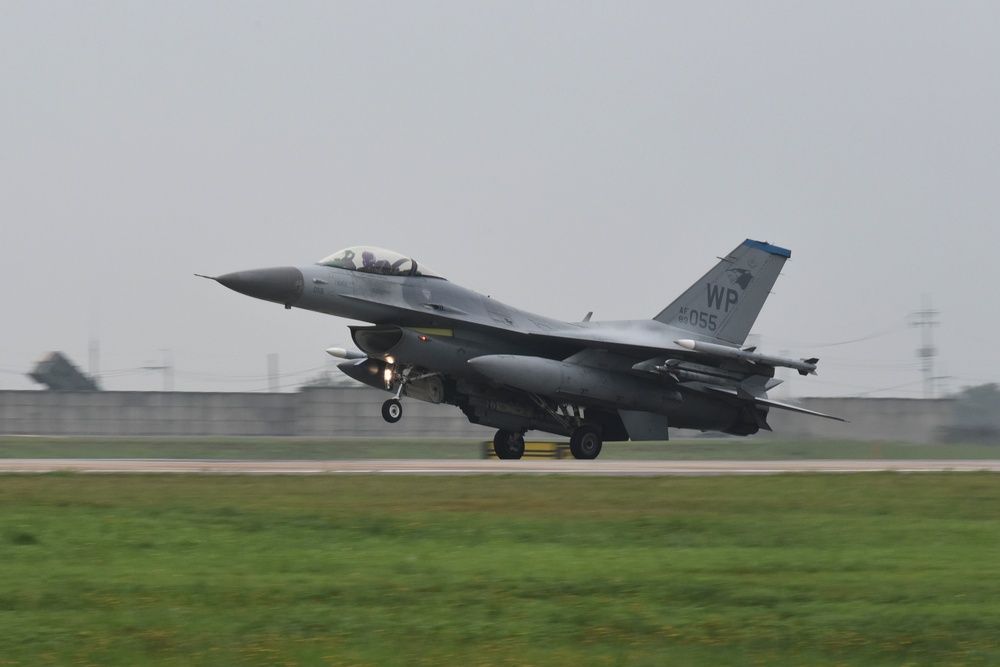 8th FW F-16 lands