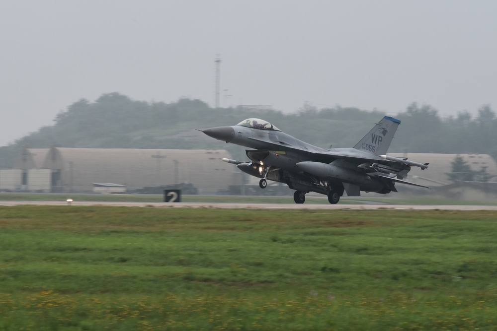 8th FW F-16 lands