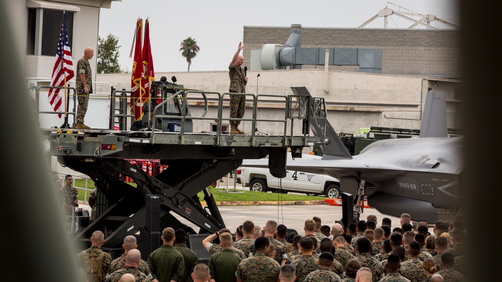 Commandant and Sgt. Maj. of the Marine Corps visit MCAS Miramar