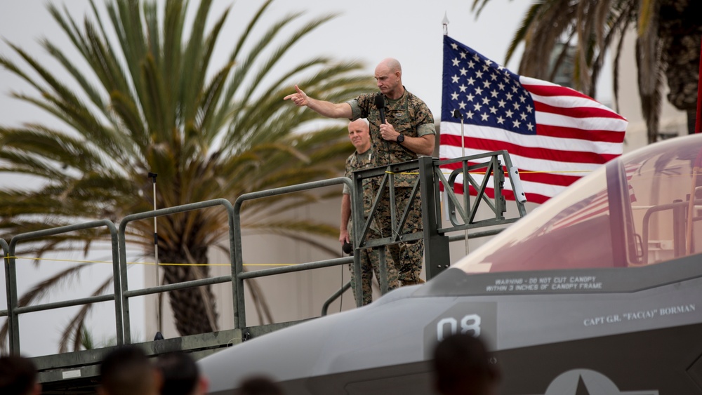 Commandant and Sgt. Maj. of the Marine Corps visit MCAS Miramar