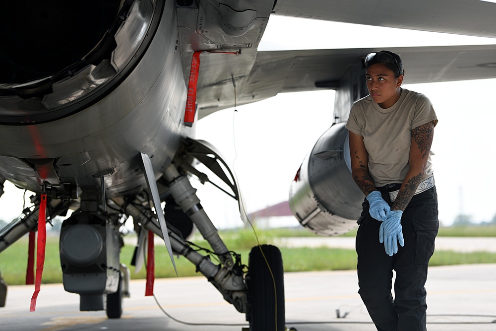 Aviano crew chief maintains rapidly ready F16