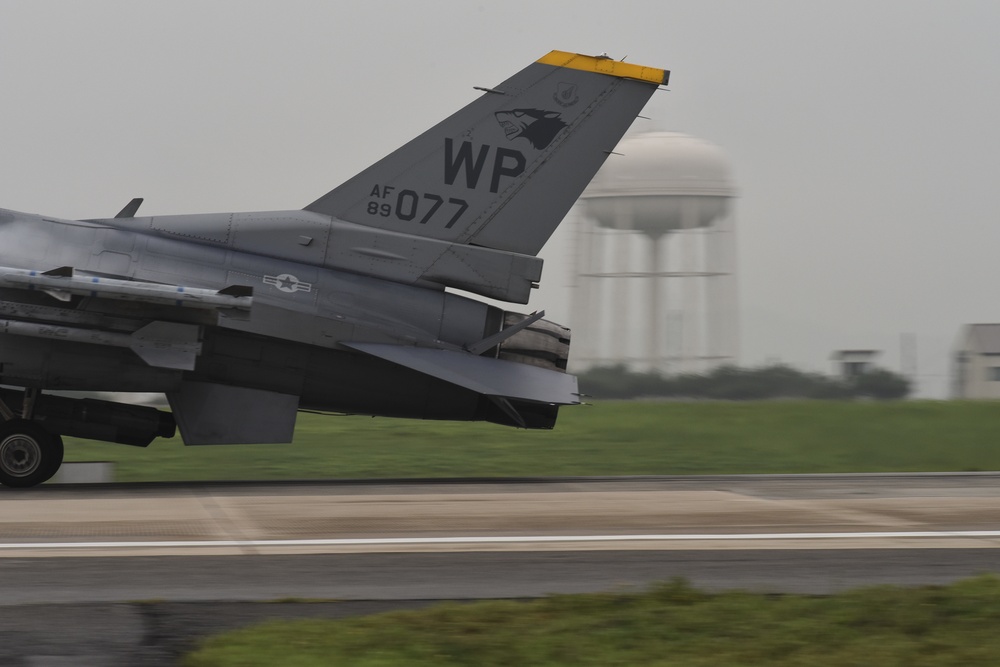 80th FS F-16 lands