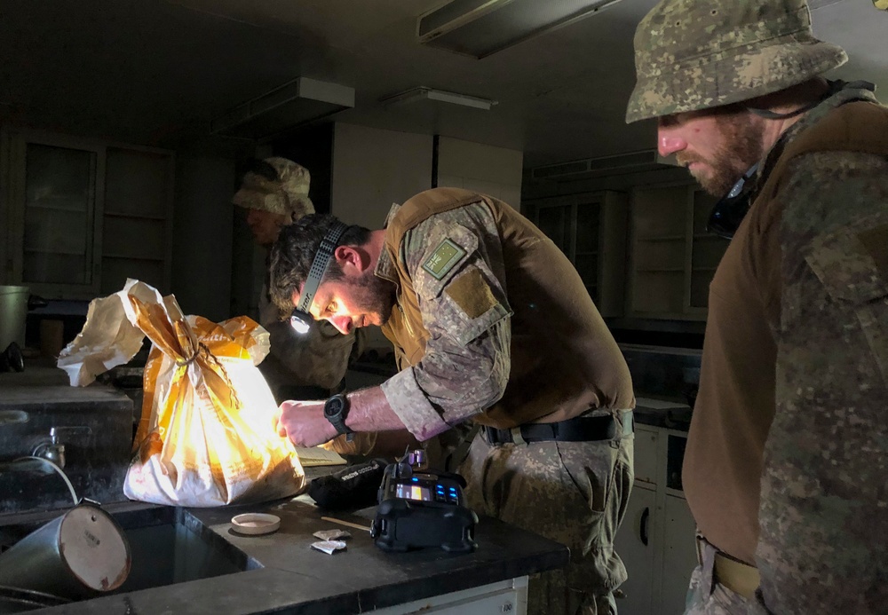 U.S., New Zealand Military Forces conduct training mines knowledge exchange during HYDRACRAB