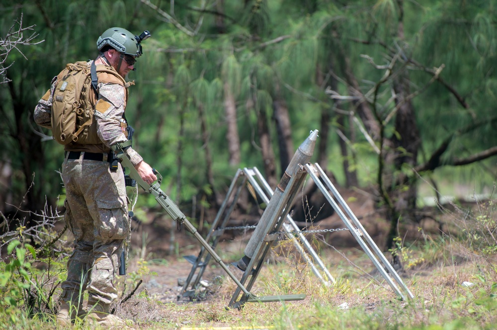 U.S., New Zealand Military Forces conduct training mines knowledge exchange during HYDRACRAB