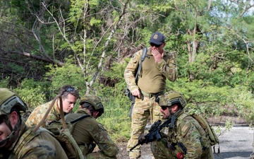 EODMU-5, Australian Clearance Diving Team One conduct direct-action tactical maneuvering during HYDRACRAB