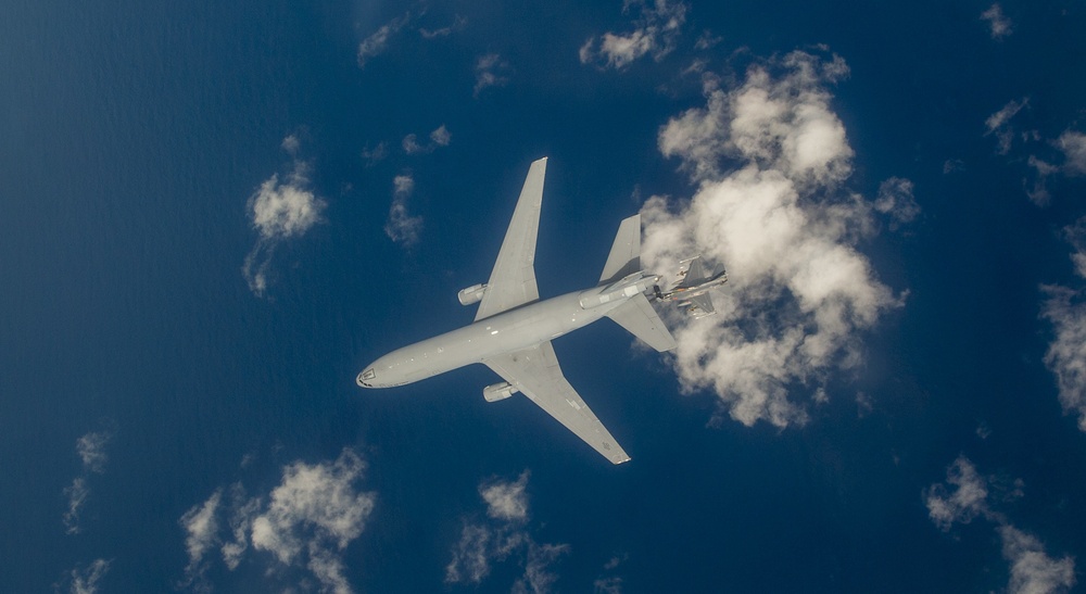 F-16 recieves gas from a KC-10