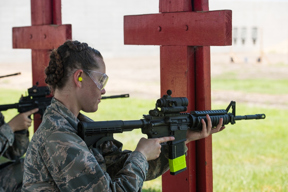 First BMT trainees experience M-4 training and qualification