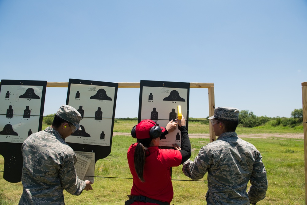 First BMT trainees experience M-4 training and qualification