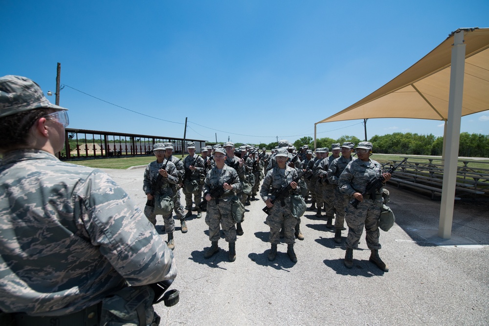 First BMT trainees experience M-4 training and qualification