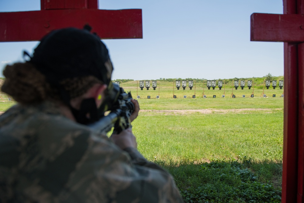 First BMT trainees experience M-4 training and qualification