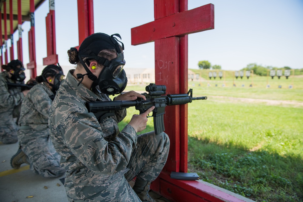 First BMT trainees experience M-4 training and qualification