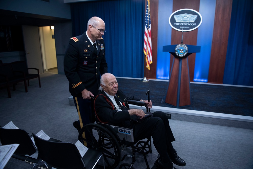WWII Veteran Herman Zeitchik visits the Pentagon