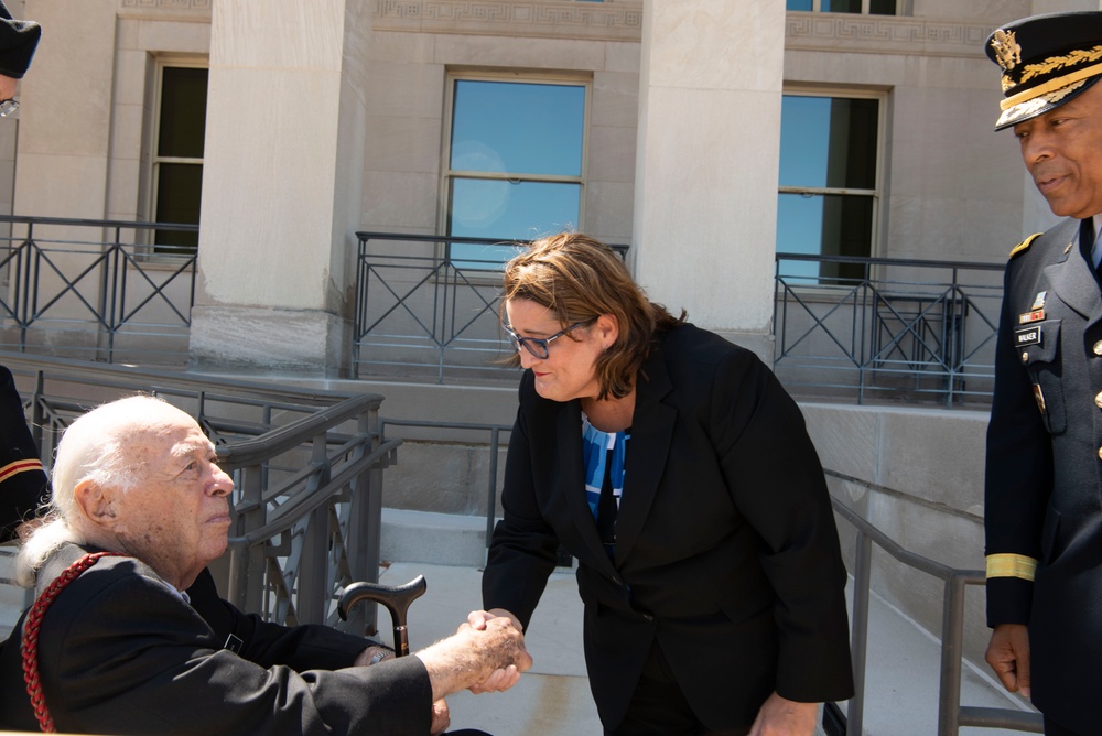 WWII Veteran Herman Zeitchik visits the Pentagon
