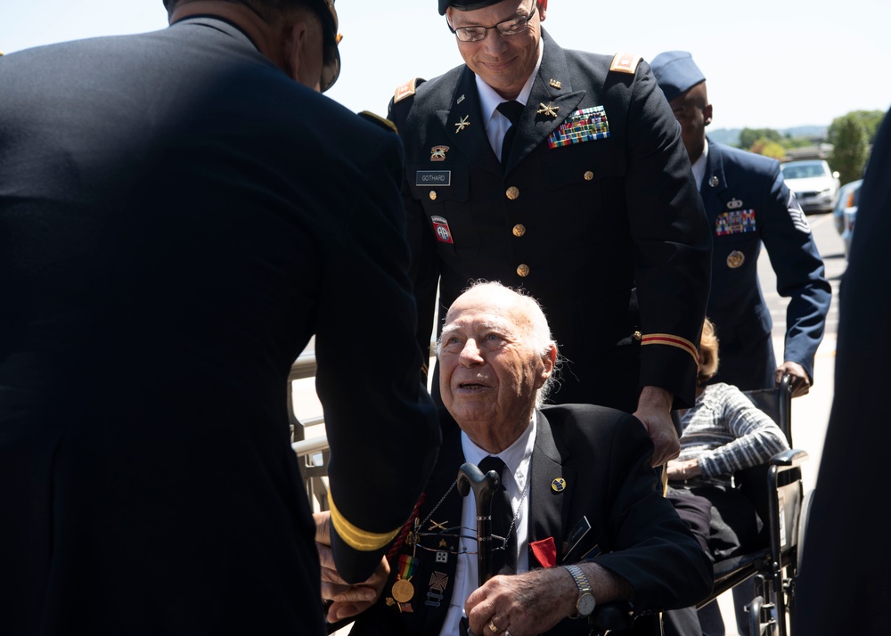 WWII Veteran Herman Zeitchik visits the Pentagon