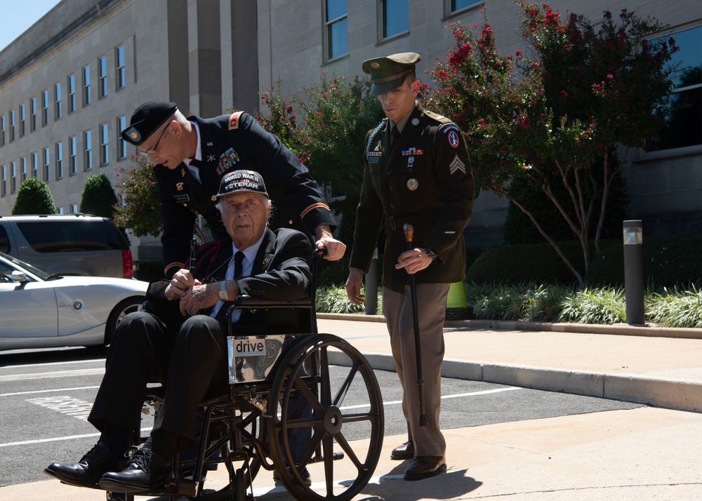 WWII Veteran Herman Zeitchik visits the Pentagon