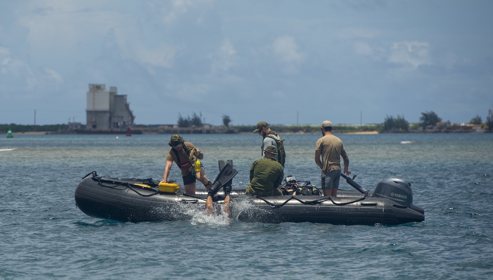 EODMU-5 Sailors, Royal Canadian Navy’s Fleet Diving Unit Pacific Clearance Divers conduct water IED clearing knowledge exchange during HYDRACRAB