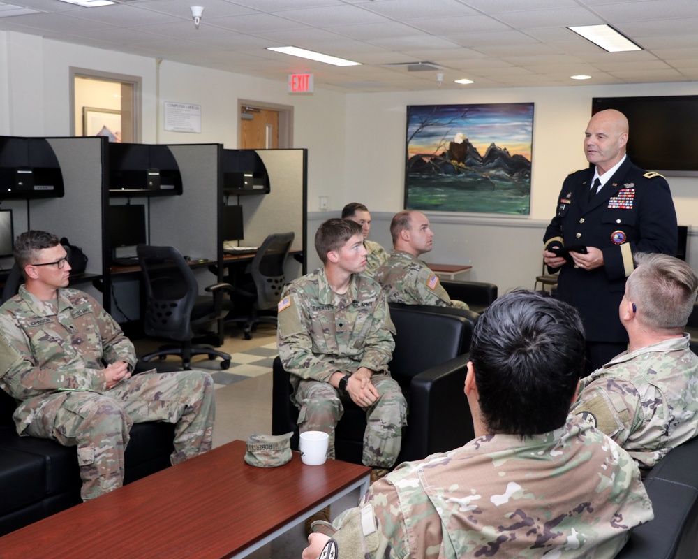 Senior Tennessee National Guard official visits Soldiers at Fort Campbell WTB