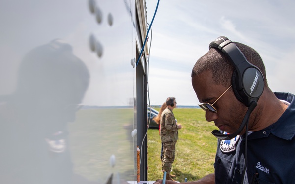 Thunderbirds soar over the Cleveland National Air Show
