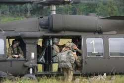 Indiana infantry battalion ends annual training with an air moblie extraction. [Image 7 of 8]