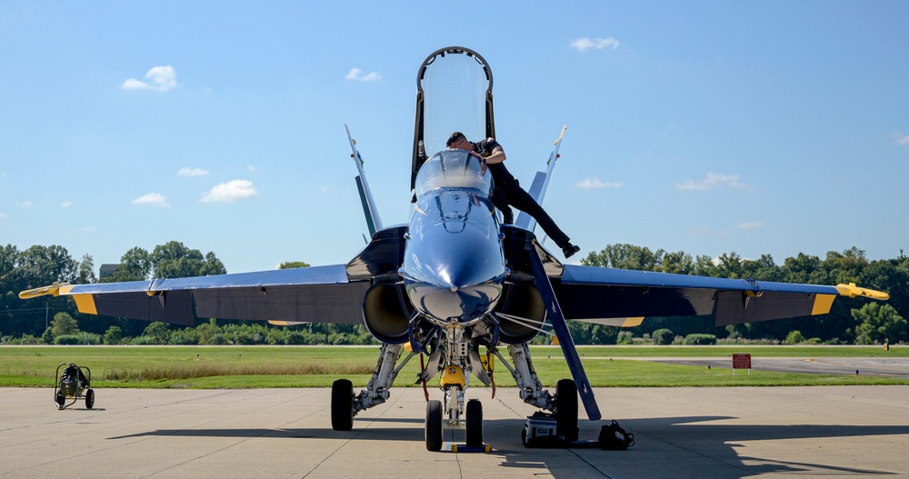 Blue Angels Arrive During St. Louis Navy Week