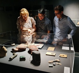 Boxing gloves tell war, friendship story in Mons