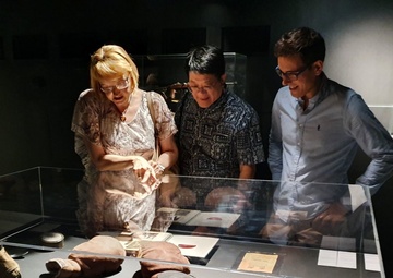 Boxing gloves tell war, friendship story in Mons