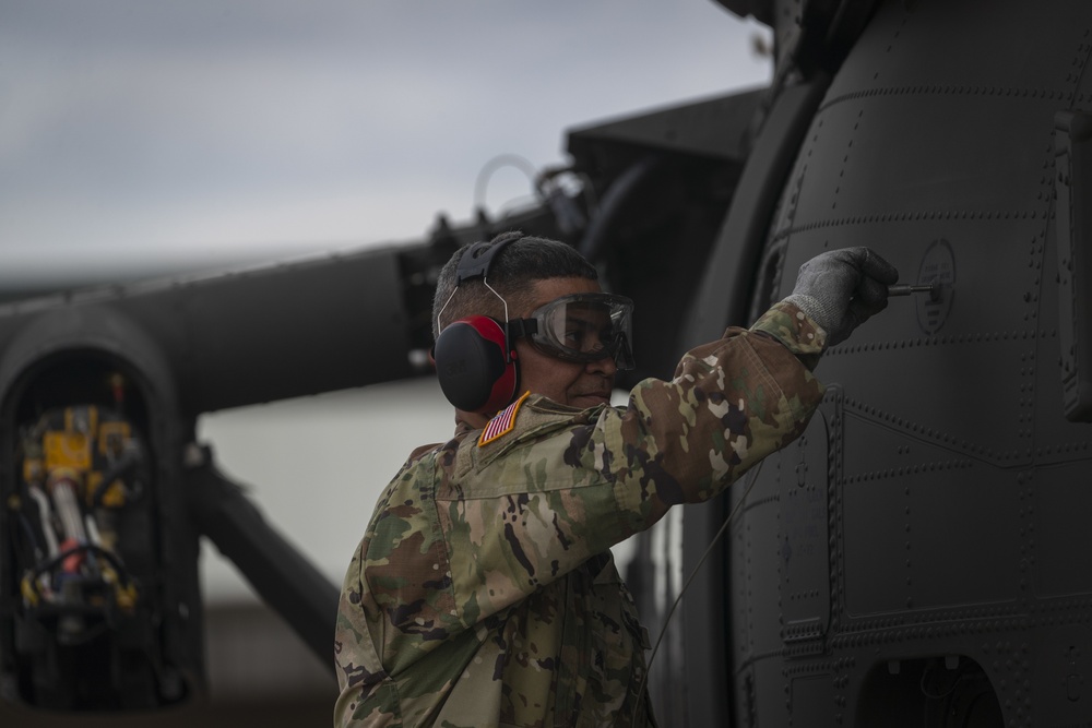 UH-60M refueling