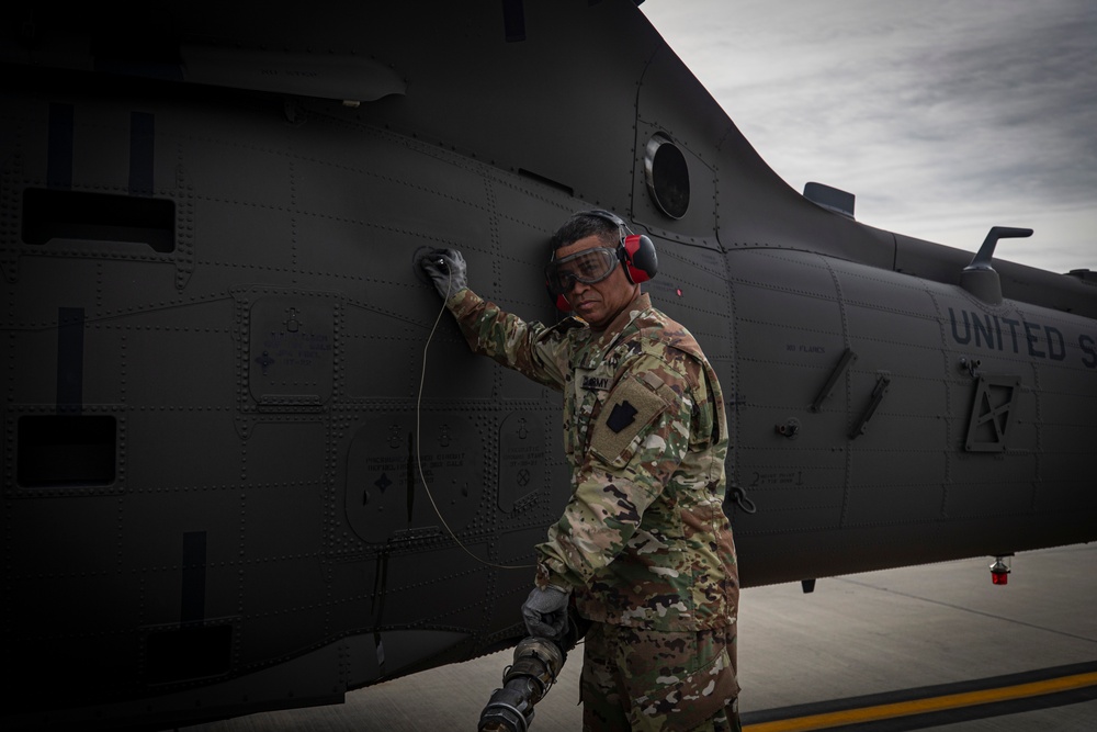 UH-60M refueling