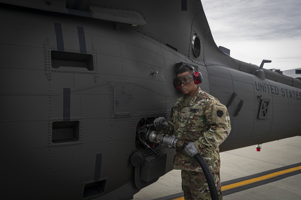 UH-60M refueling